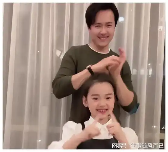 高云翔罕见与女儿同框父女俩一起跳舞好开心他模样大变认不出