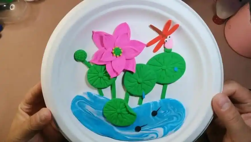超简单的荷花粘土纸盘画10分钟搞定宝宝手工作业.