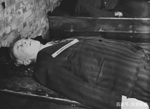 看苏联军人如何处置战犯,绞刑现场,张张触目惊心一名纳粹战犯正被抬上