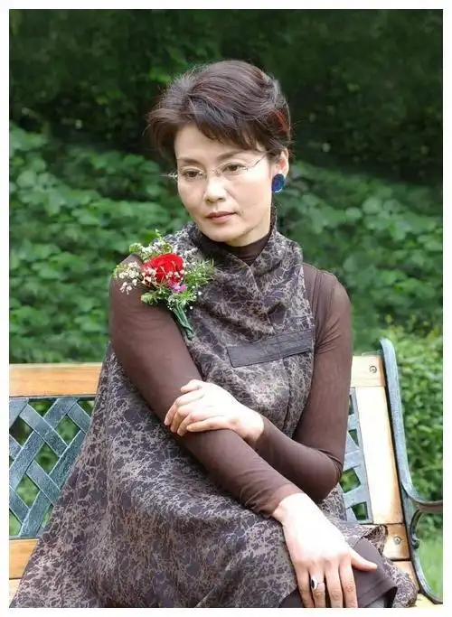 老戏骨潘虹10岁丧父32岁被抛弃63岁皈依佛门至今未婚