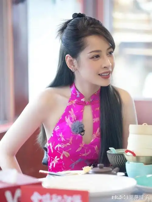 越南"第一美女"芝芙,拍摄综艺节目,表情可爱,美丽迷人|女演员|阮垂枝