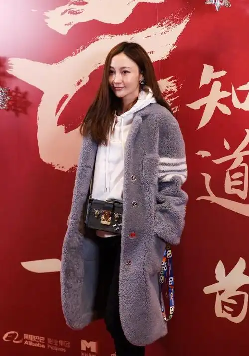 姚笛高调复出状态差西装短裙瘦成大头娃娃脸僵得让人不难辨认