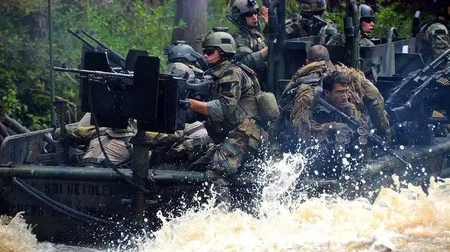 讲述了海豹突击队员解救被绑架的特工,发现了威胁整个美国的恐怖吐珑