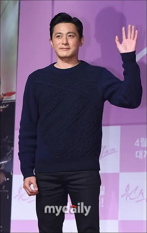 组图:45岁魅力大叔张东健亮相活动 略发福但依旧有型