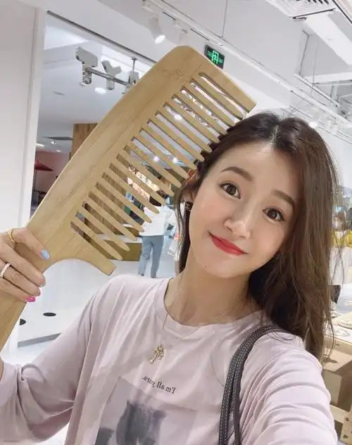 张子萱居家带娃晒美照,嘟嘴卖萌捧脸自拍,扎麻花辫少女感十足