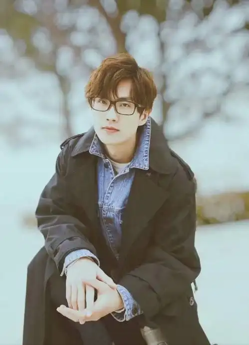 20多岁用才华惊艳众人36岁颜值被肯定说许嵩是帅哥无人反驳吧