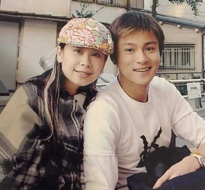 黄浩然结婚12年感激老婆:她将我和家庭放第一位!