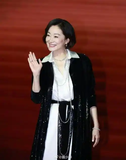 69岁林青霞获终身成就奖!依旧雪肤玉貌气质高雅美爆了_时代_电影_红衣