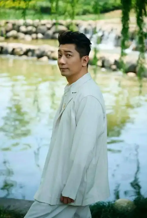 少关心他的私生活,看看他的演技吧