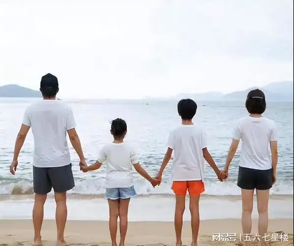 邓超孙俪晒全家海边合照,一家四口手拉手,画面充满幸福感|全家福|投资