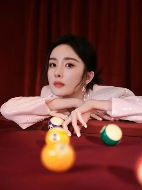 杨幂颜值回春!穿亮片粉西装高调参加活动嫩成少女,大长腿好吸睛