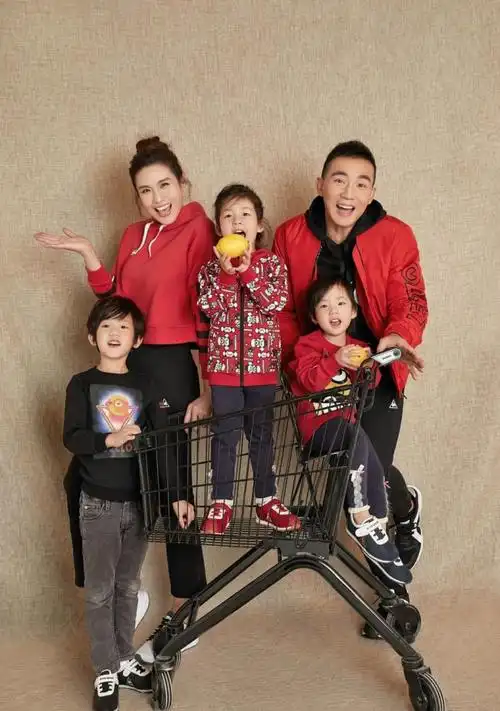 刘畊宏温馨全家福写真图片_明星_美桌图片库