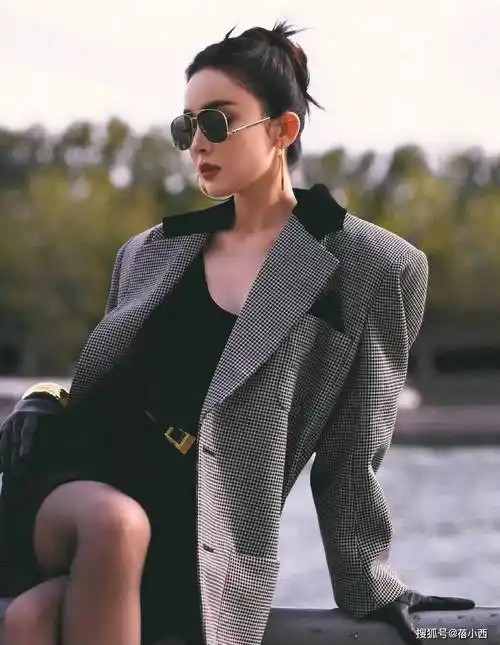 娜扎搭配廓形西装,展现细细的丝袜美腿,全身完美无瑕 - 丁丁打折网