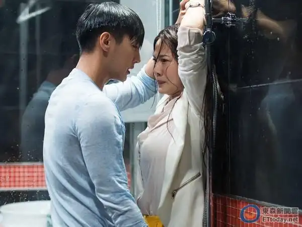 凹呜～曾之乔湿身被「胸咚」 好身材太养眼了吧>