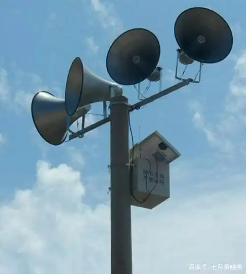 每当路过一些农村的村口,当看到村口的大喇叭在广播的时候,总会让我