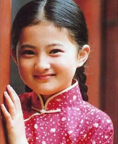 很多人第一眼都没有看出这是金铭,和小时候的变化是比较大的