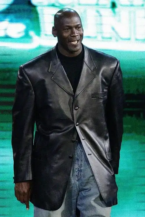 棒球外套,西装皮夹克,校服运动衫……   不得不说,每一个场合乔丹都能