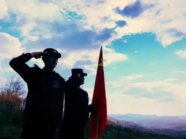 呼伦贝尔边境管理支队民警巡边中向国旗敬礼吕昊俊/摄