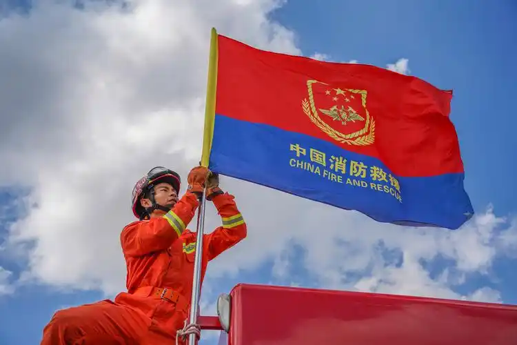 千里援吉——让消防救援旗在一线阵地高高飘扬