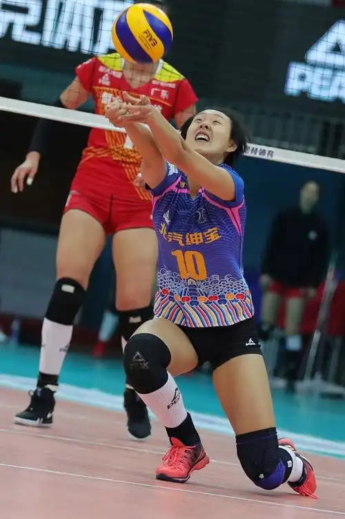 高清:北汽女排3-0轻取广东恒大 曾春蕾奋力救球