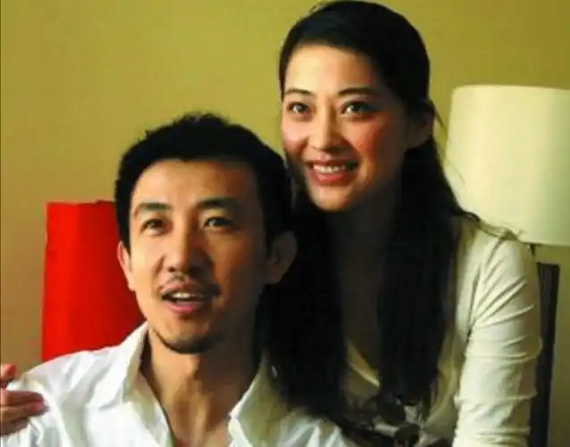 在活动上认识了留学归来的鄢颇,鄢颇拿着一杯红酒就向梅婷打了个招呼