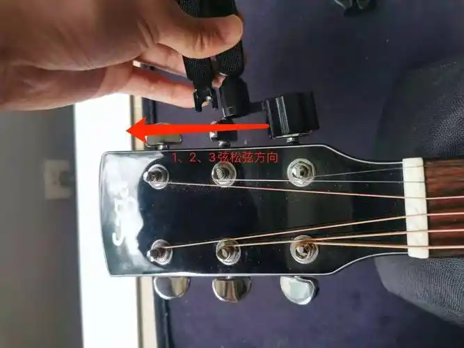 你知道如何正确地更换民谣吉他琴弦吗?学会这些自己动手不费劲