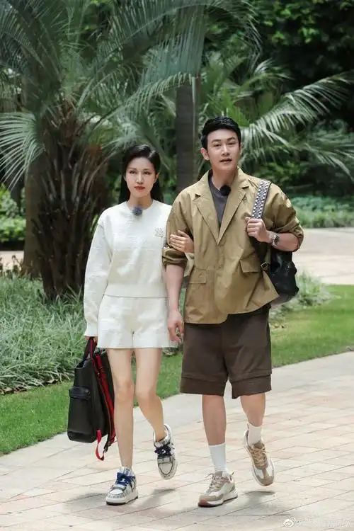 陆毅夫妻跟网友合影他十足的大叔鲍蕾20岁少女身材50岁老人脸