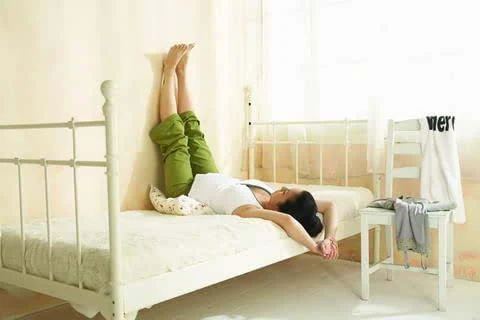 五个床上瑜伽动作,躺着让你瘦全身