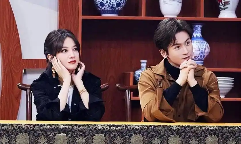 张哲瀚事件应该就是导致赵薇被彻底被**的导火线,如果说过去她一系列