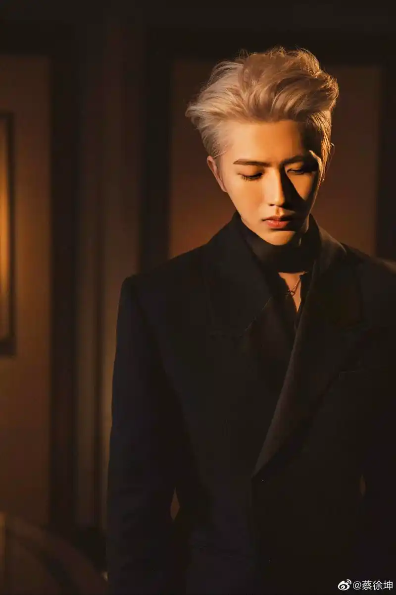 蔡徐坤穿西装究竟有多绝?