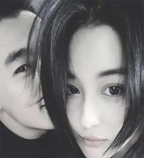 张馨予与老公甜蜜出游,何捷掌镜给老婆拍美照,夫妻低调的秀恩爱