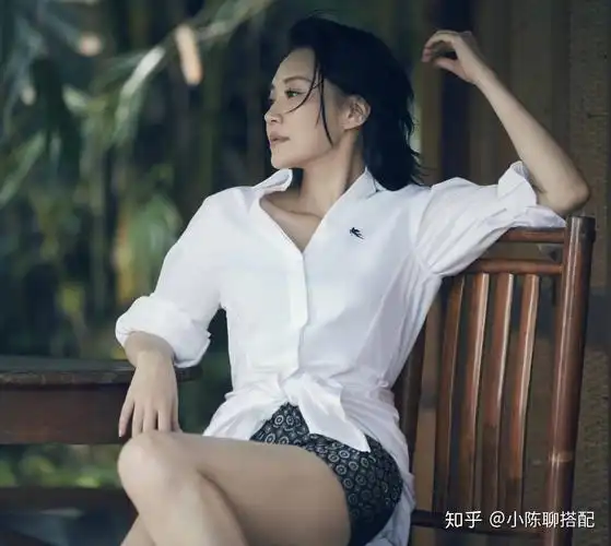 51岁许晴越老越有料大露背纱裙穿了当没穿没结婚就是自在