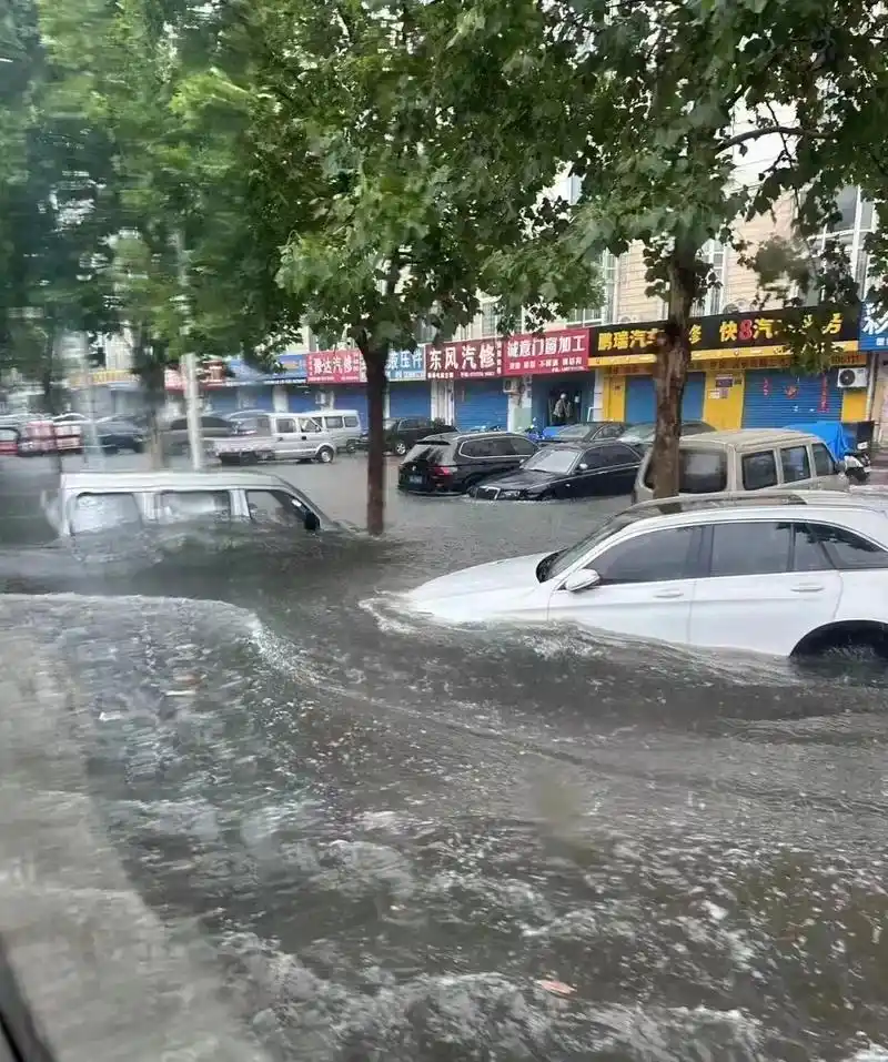 郑州暴雨积水严重