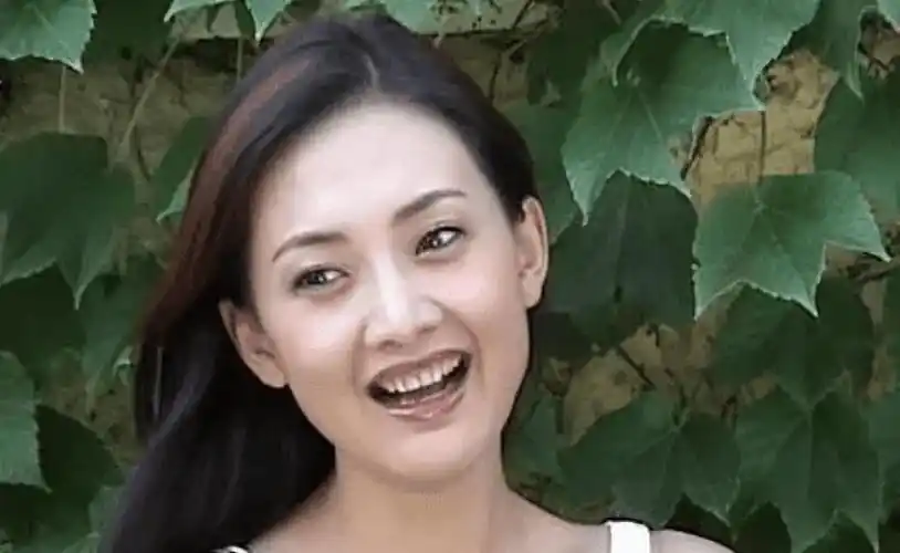 在初二的时候,牛莉开始接触了射击,因为母亲是射击运动员,所以全家人