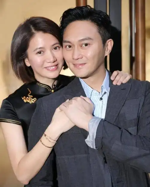 袁咏仪也是个脾气暴躁的人,而她的丈夫张智霖却不介意,一直非常宠爱袁