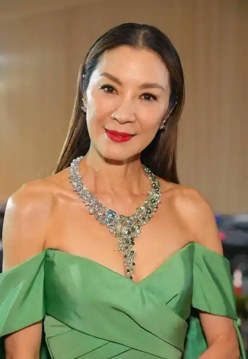 59岁杨紫琼参加红毯,身穿绿色长裙,气质超好_郑浩妍_穿着_身材