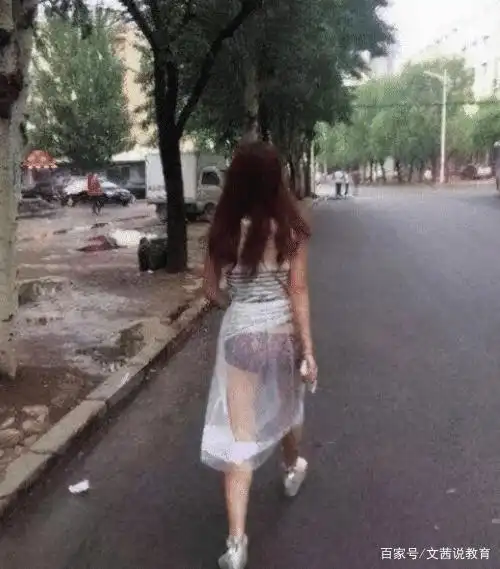 妹子这个裙子是不是有点太透了啊,看得我都有些尴尬了,哈哈哈