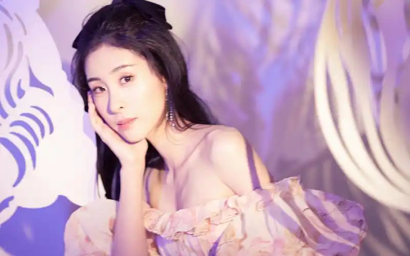 张碧晨花朵礼裙写真桌面壁纸