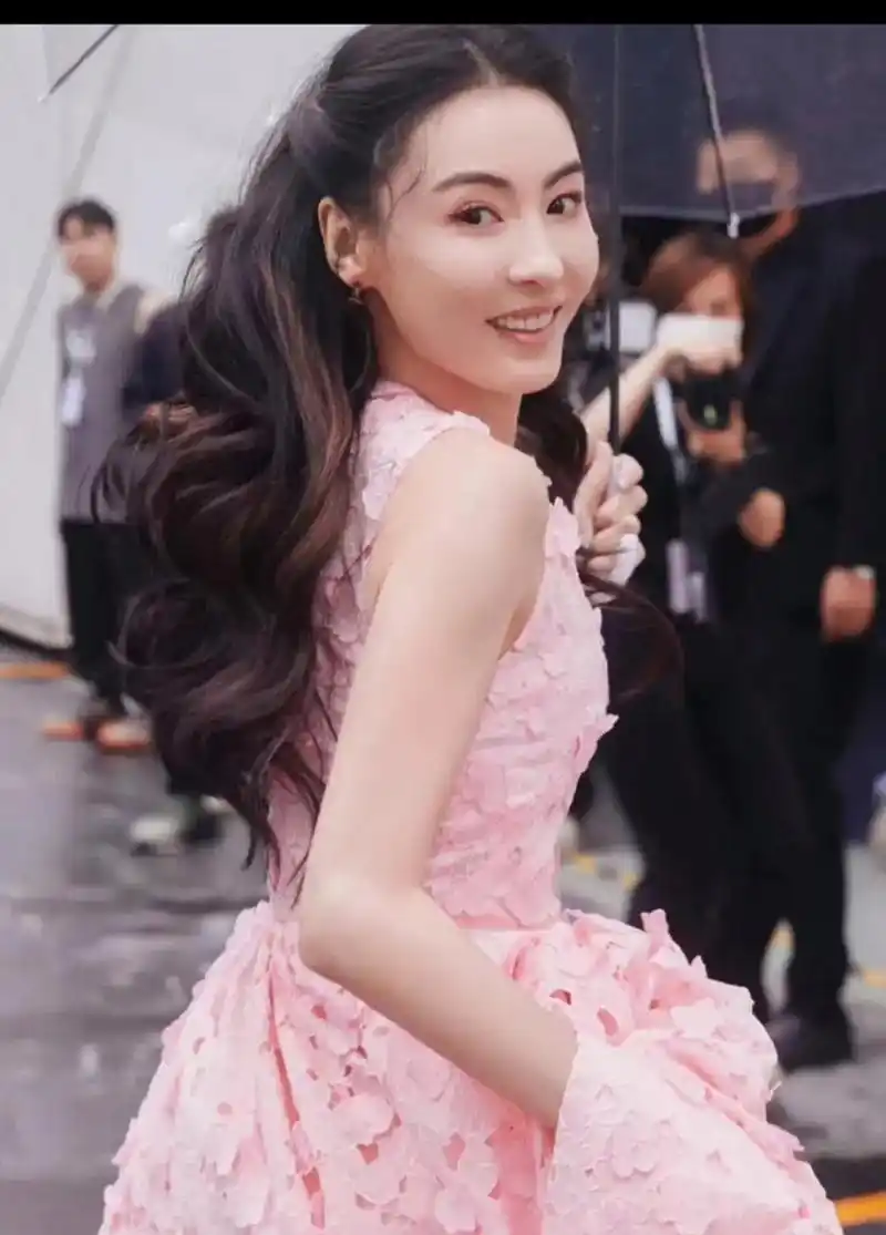 张柏芝出席活动挑战粉色花瓣裙,连高跟鞋都是粉色系,43岁的年龄审美