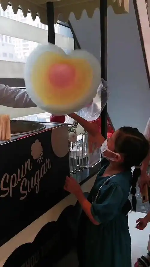 棉花糖活动现场帅气的棉花糖师傅