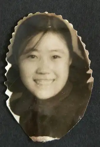 老照片记录妈妈最美的青春年华,妈妈的一生,是无私奉献的一生.