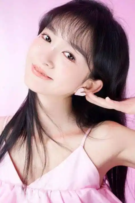 蓝光乐队的正常运行,更为了让更多人能看到她和她的音乐,丹丹决定将