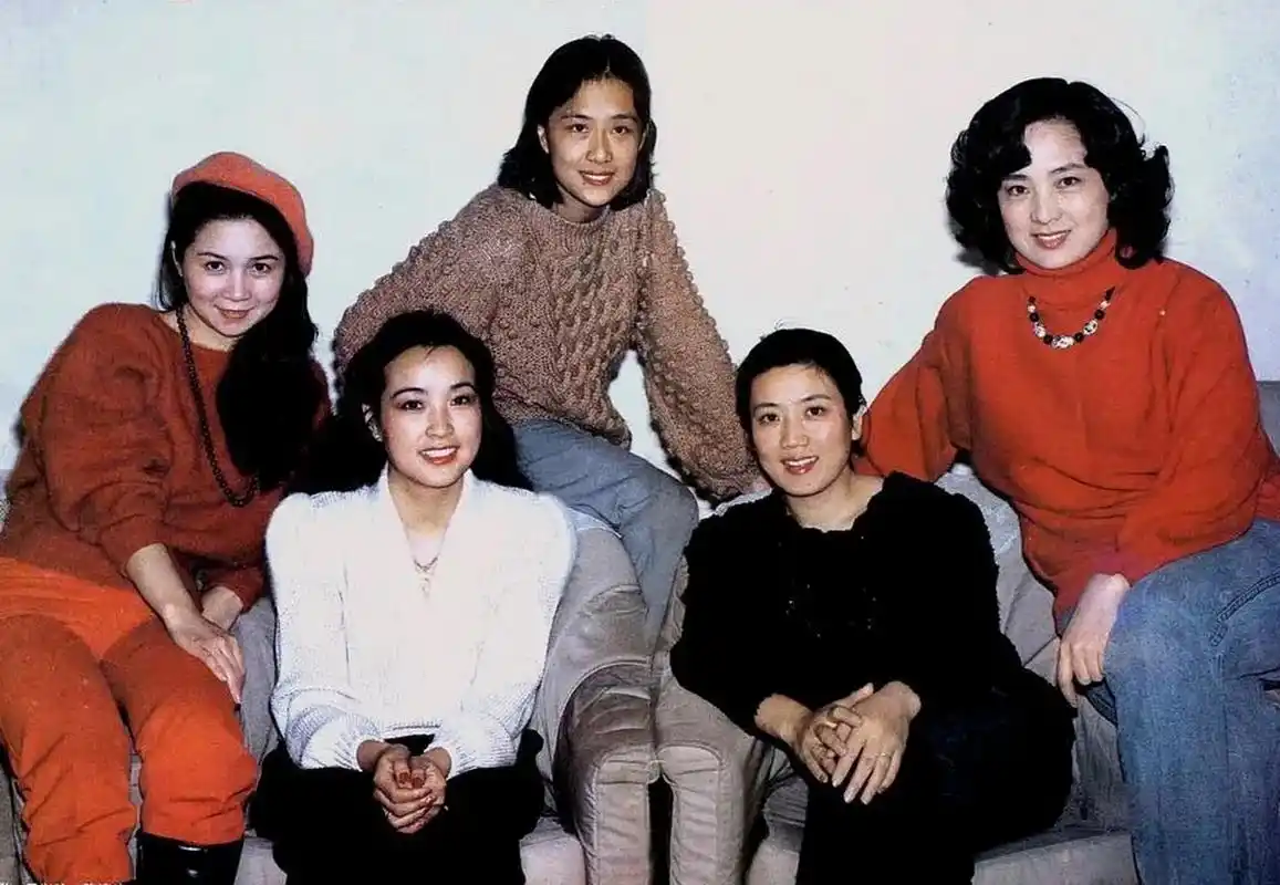 左边红衣帽为蔡明,右边红上衣张金玲. 最后边为肖燕.