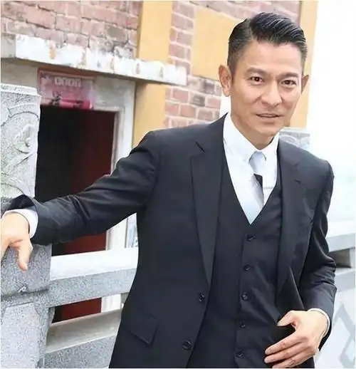 在一场震撼人心的演唱会上,刘德华向已婚多年的老搭档深情表白:"我爱