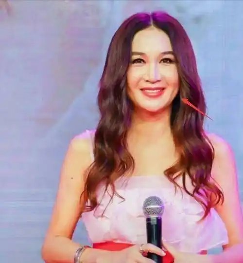 温碧霞当年也是一位炙手可热的女明星,被无数人奉为女神,但现在年纪大