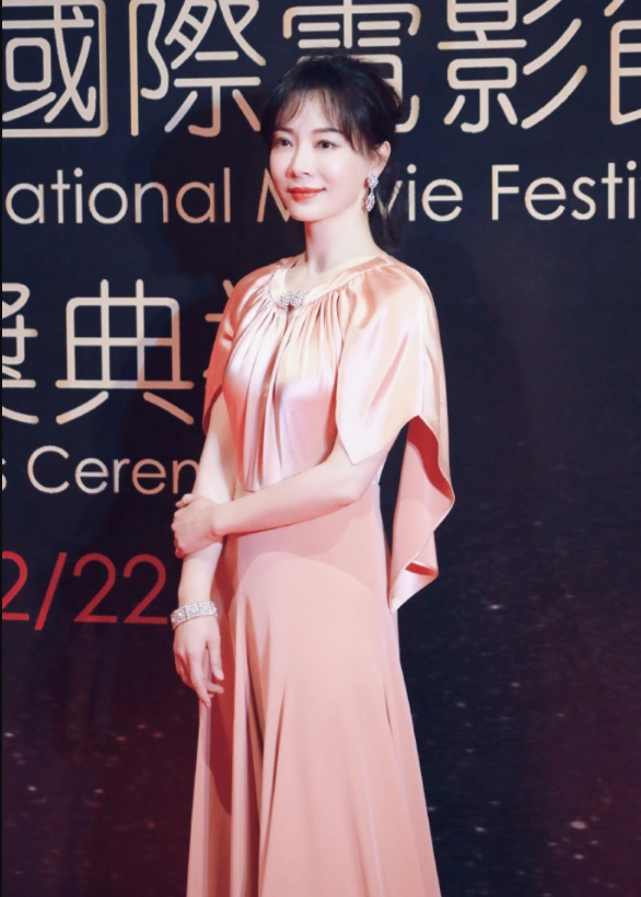 原创陈数果然是不老女神,身穿蓝色吊带连衣裙性感大气,身材凹凸有致