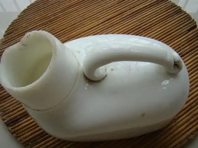 这个尿壶是什么年代的,价值是多少,请大家帮忙看一下,谢谢!