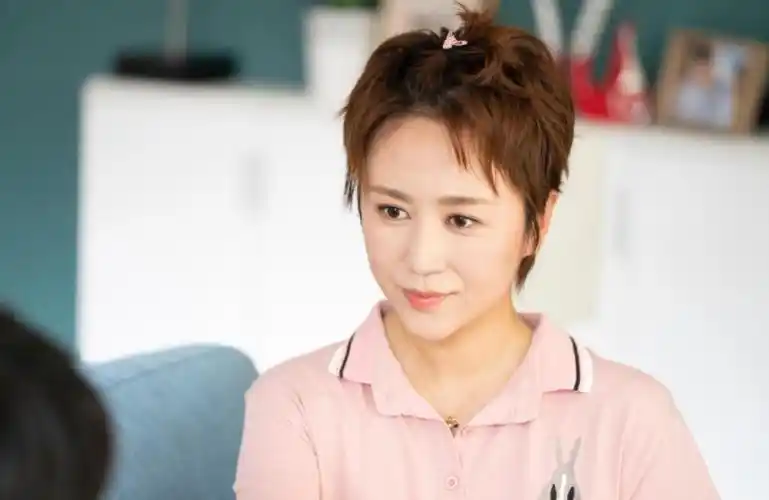 马丽7个月身孕依旧坚持工作,老公时时刻刻陪伴身边