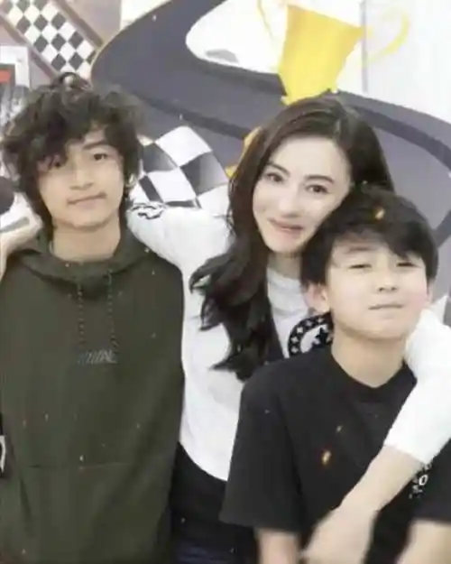 已3个月未露面,大儿子恋上女教练引发热议_谢振轩_外界_谢霆锋