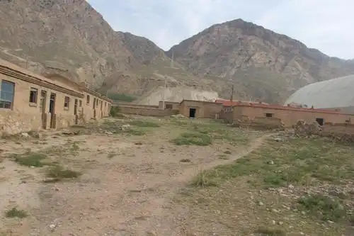 【第一次拍卖】乌拉特前旗原乌拉山镇二师土地及地上建筑物